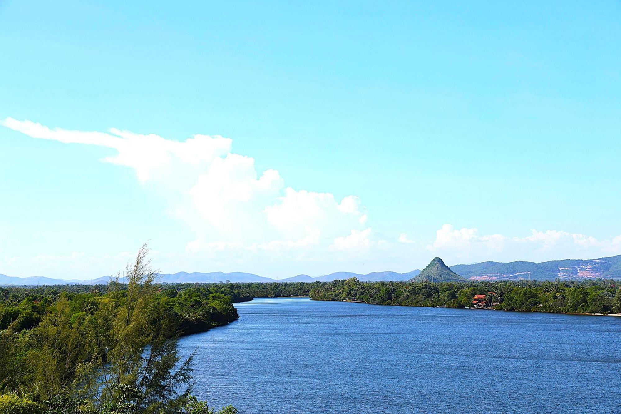 Castle Bayview Resort & Spa Kampot Exterior foto