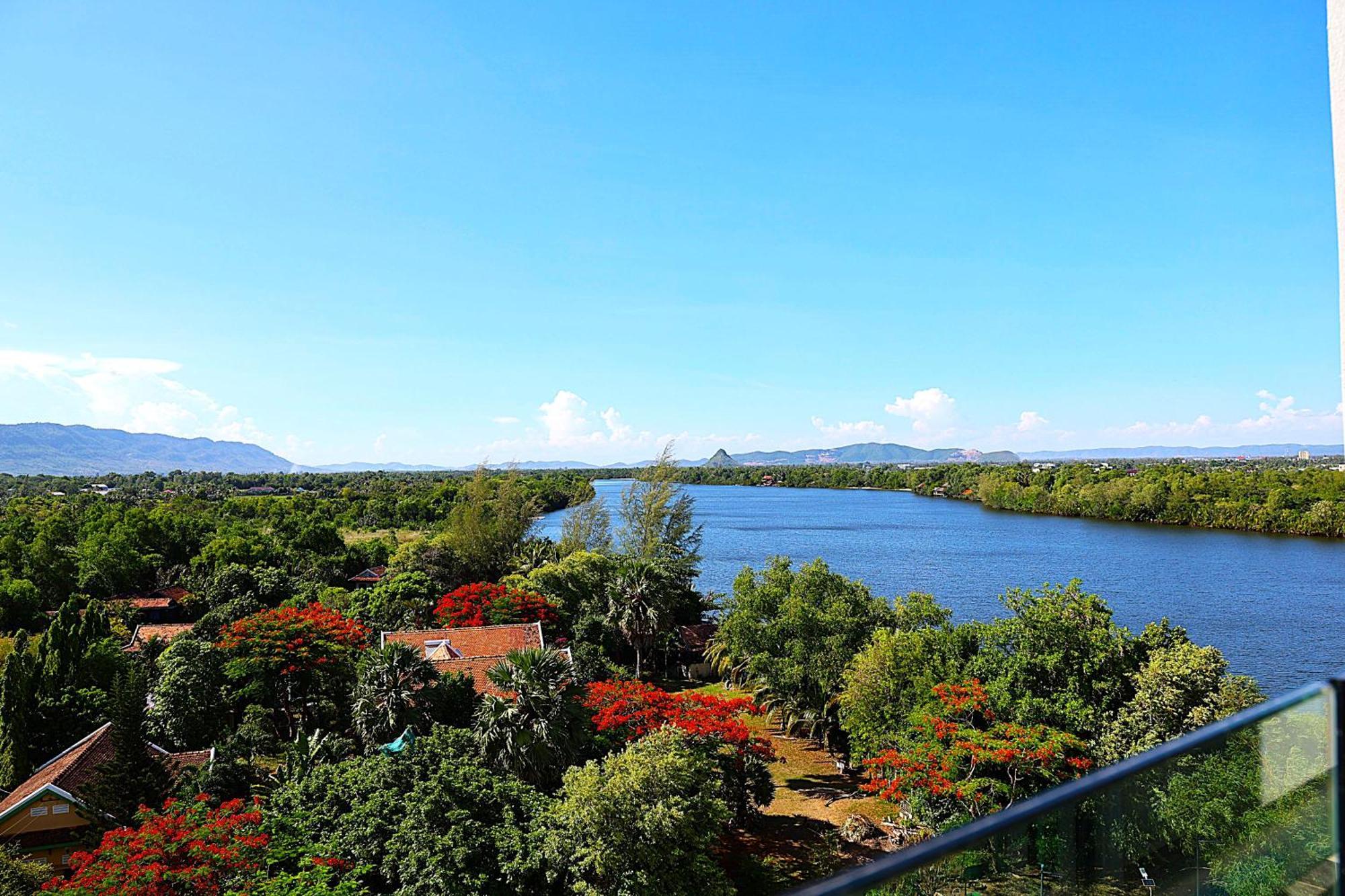 Castle Bayview Resort & Spa Kampot Exterior foto