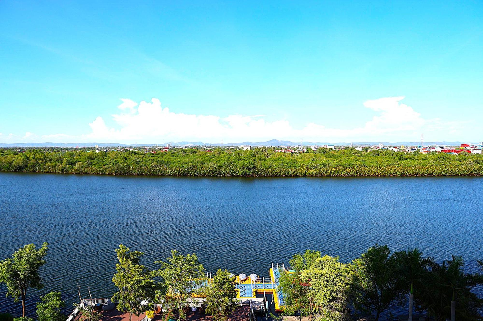 Castle Bayview Resort & Spa Kampot Exterior foto