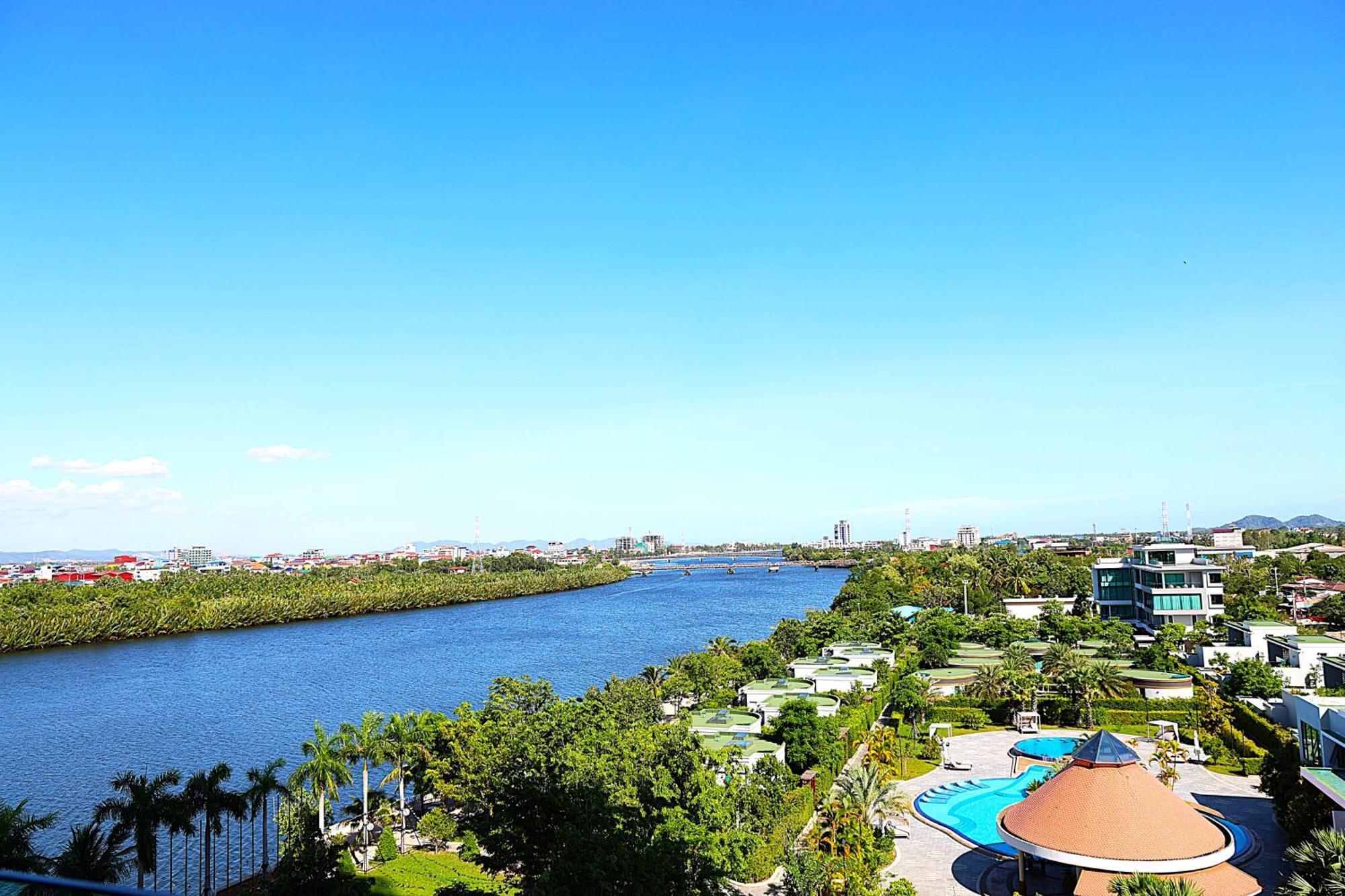 Castle Bayview Resort & Spa Kampot Exterior foto