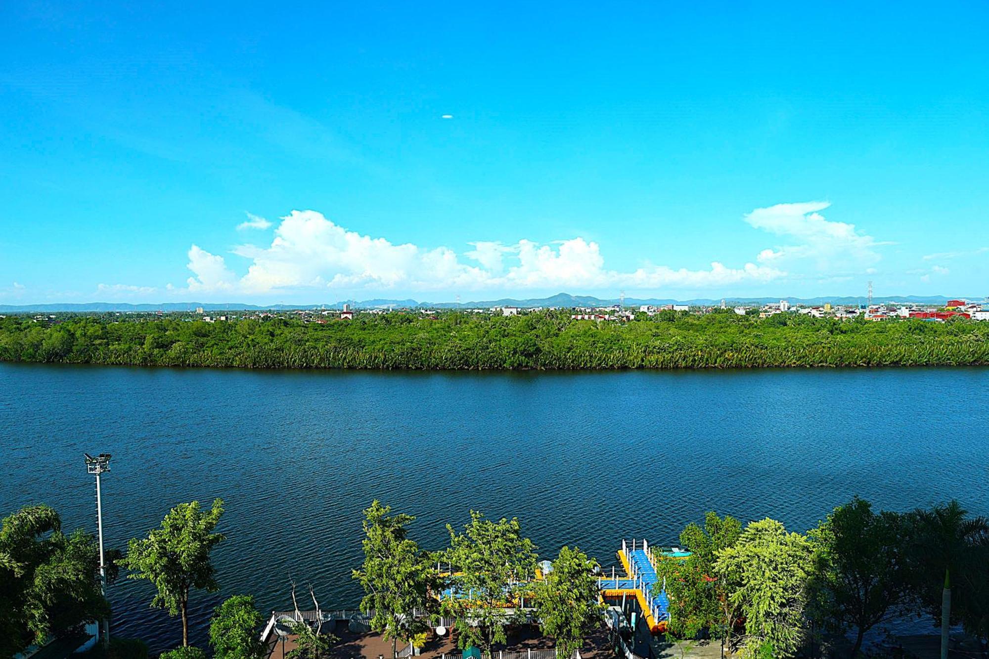Castle Bayview Resort & Spa Kampot Exterior foto